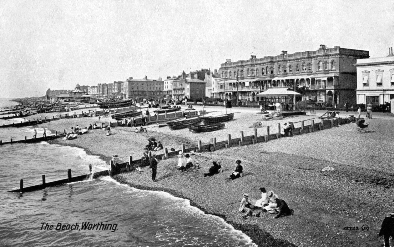 Het strand bij Worthing, West Sussex, 1917 door Valentine and Sons Publishing Co
