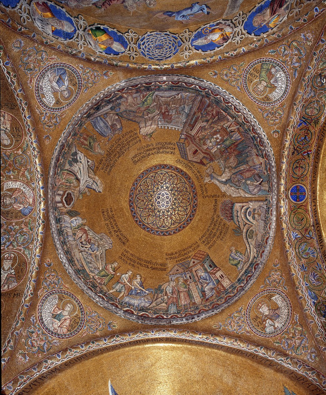 Zicht op de koepel met mozaïeken op een gouden achtergrond (Romaans en Byzantijnse stijl) die het leven van Mozes illustreren. In de pendentieven, de vier profeten Salomo, David, Zacharia, Maleachi. Begin van de 13e eeuw. Basiliek San Marco door Veneto Byzantine School