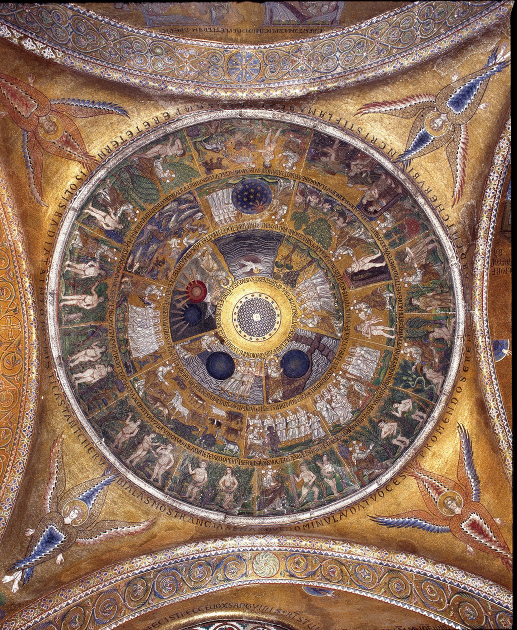 Uitzicht op de koepel met mozaïeken op een gouden achtergrond door Veneto Byzantine School