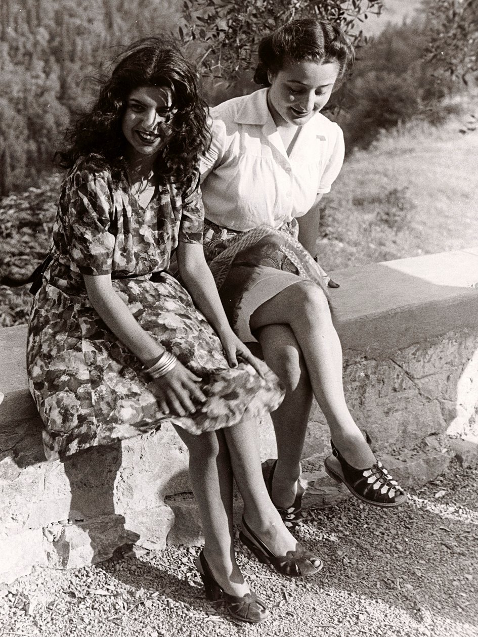 Twee meisjes zittend op een muur, Italië, ca.1940 (z/w foto) door Vincenzo Balocchi