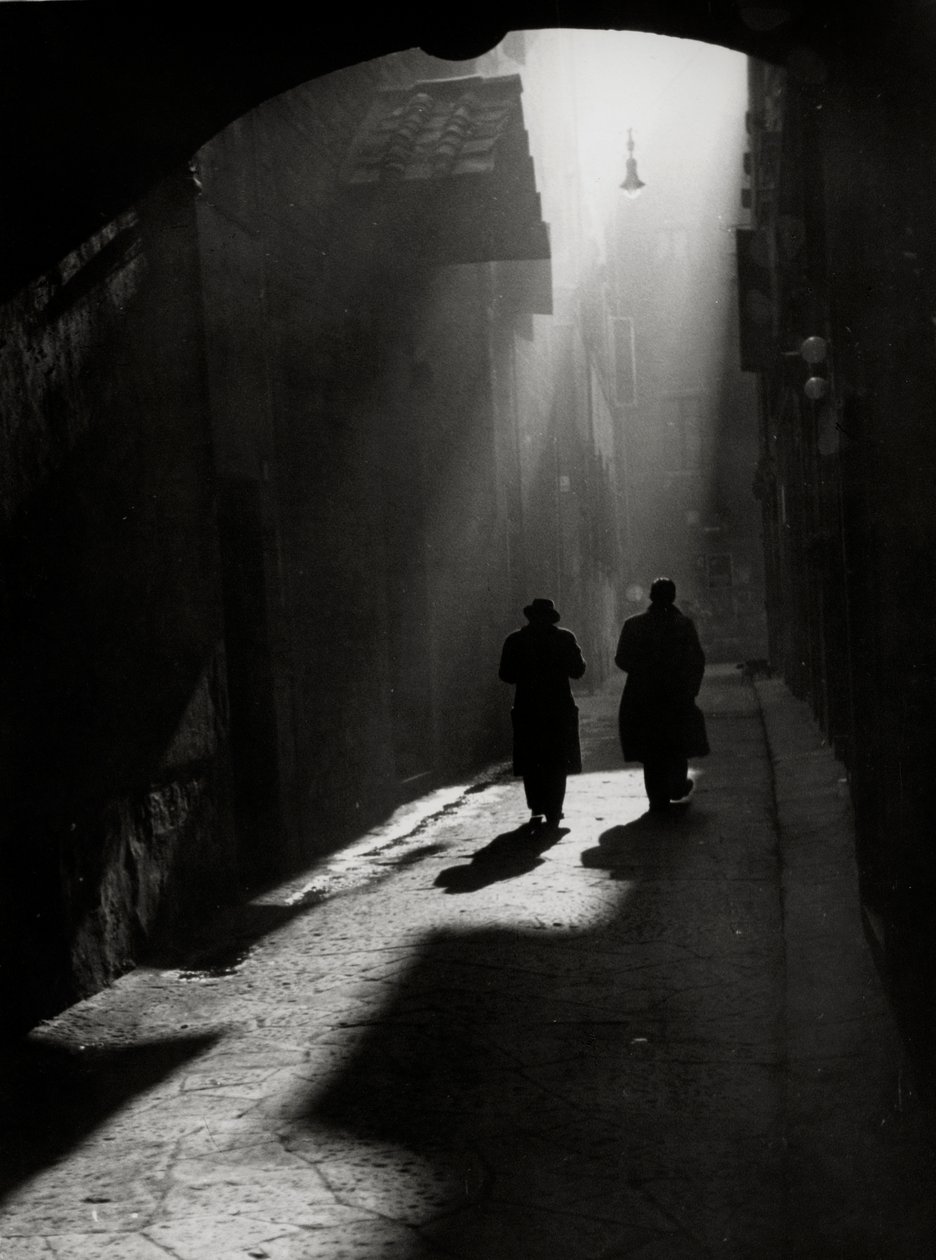 Twee mannen lopen in een typisch straatje in Florence door Vincenzo Balocchi