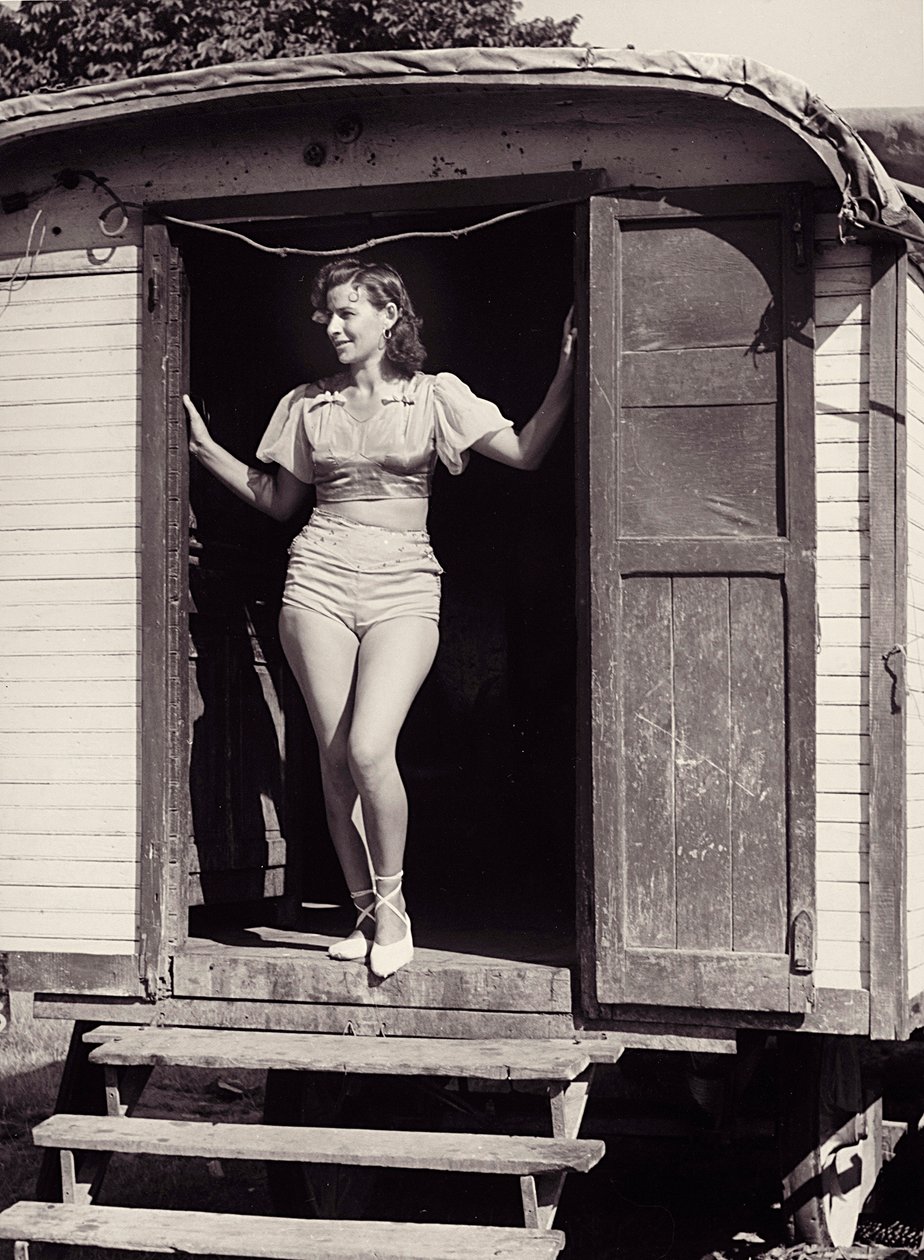 Jonge vrouw op een circuswagen, ca. 1960 (z/w foto) door Vincenzo Balocchi