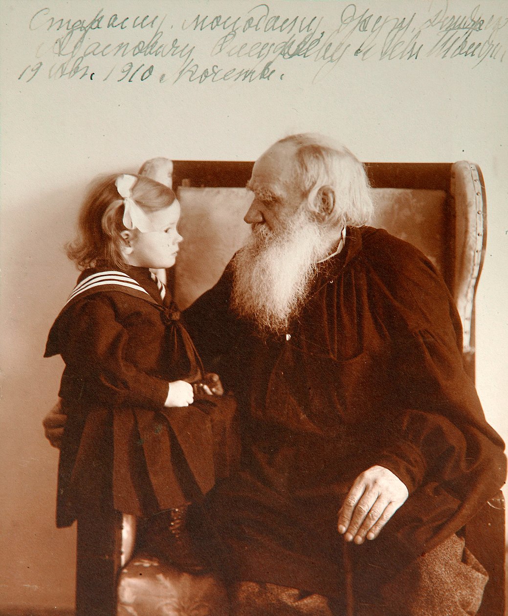 Russische auteur Leo Tolstoy met zijn kleindochter Tatiana, Yasnaya Polyana, Rusland, c1910 door Vladimir Grigorievich Chertkov