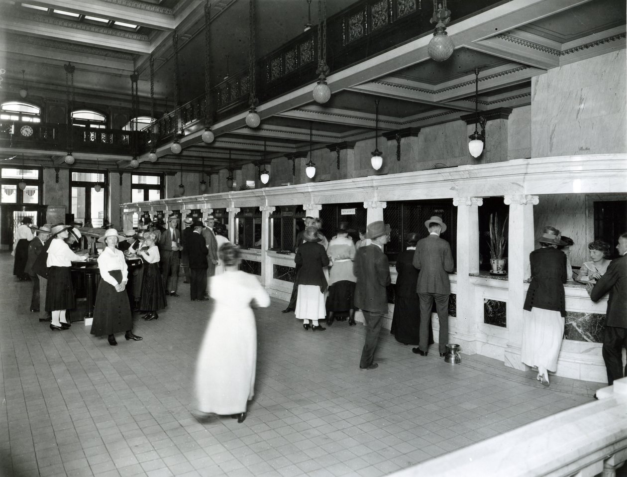 Interieur van de lobby en loketten bij Mercantile Trust Company door W. C. Persons