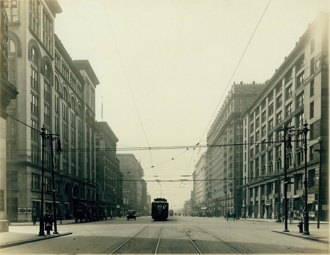 Twelfth Street en Washington Avenue, zuidwaarts kijkend door W.C. Persons