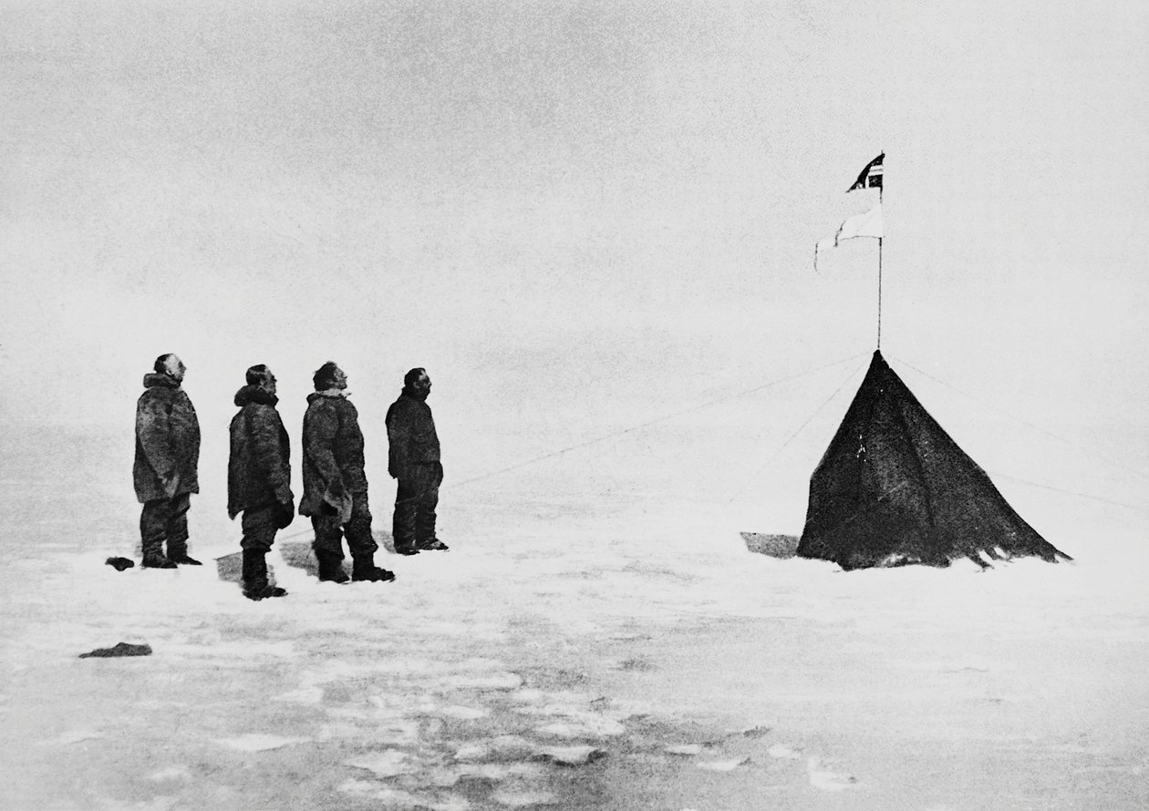 Roald Amundsen, Helmer Hanssen, Sverre Hassel en Oscar Wisting voor de tent opgericht op de Zuidpool, 16 december door John Ward Dunsmore