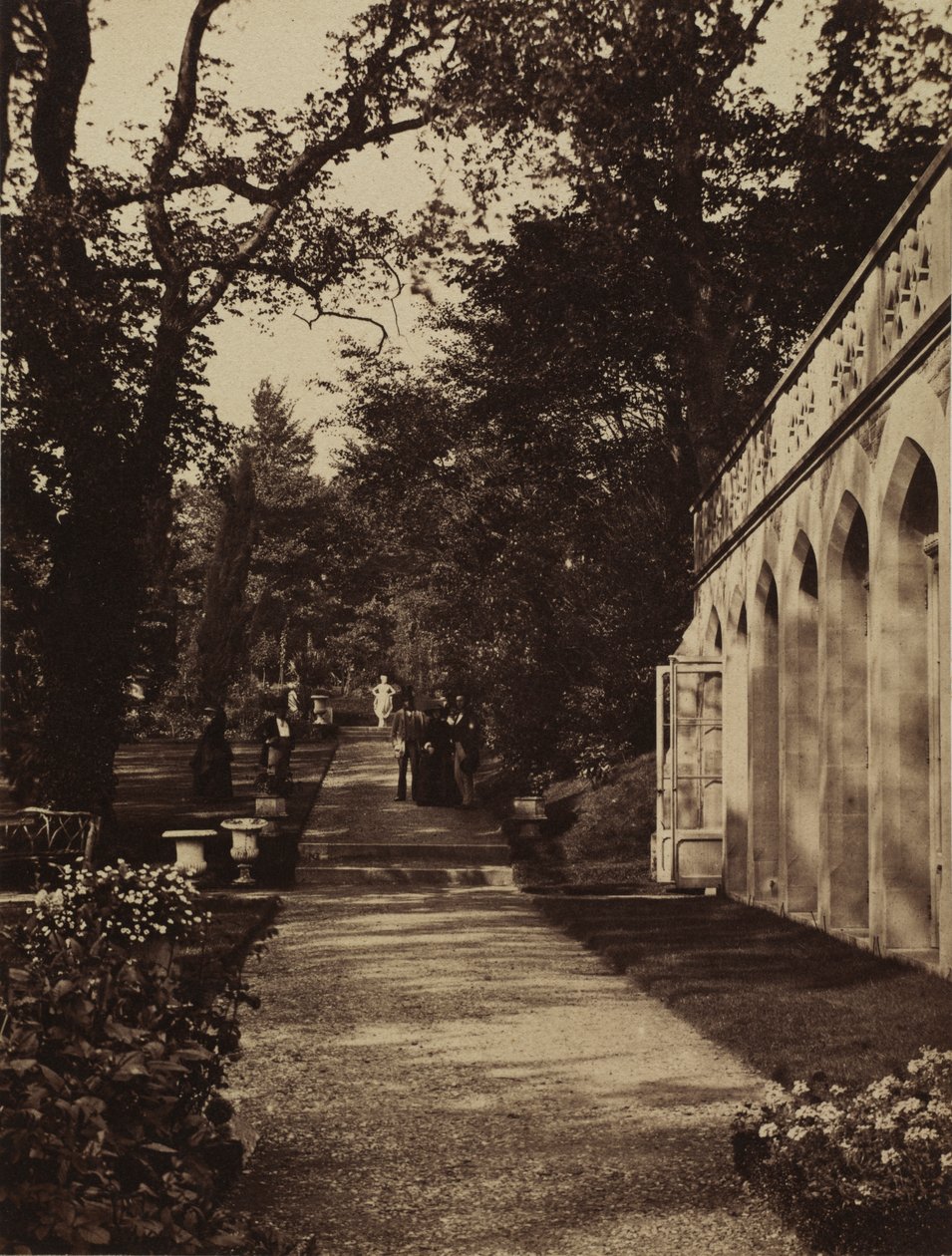 Oranjerie en Bloementuin in Singleton, Glamorganshire door W. Graham Vivian
