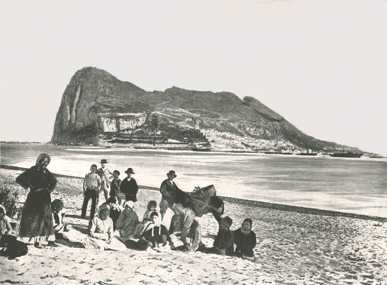 Uitzicht op de Rots vanuit de zee, Gibraltar, 1895 door W and S Ltd