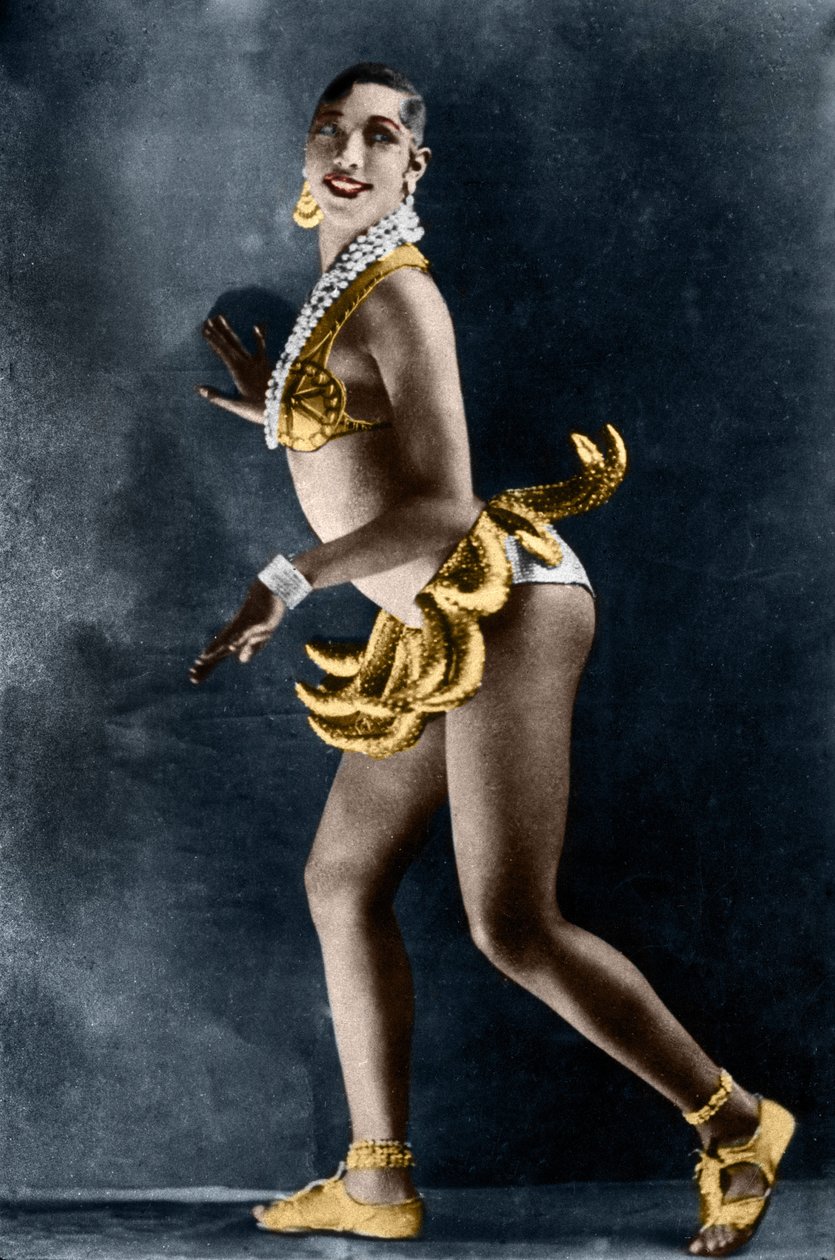 Josephine Baker (1906-1975) in 1925 in de Revue Negre in het Theatre des Champs-Elysees, met haar bananengordel. Foto door Lucien Walery (1863-1935). door Walery