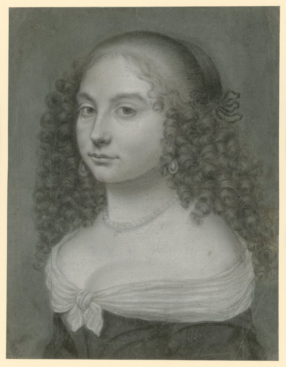 Busteportret van een jonge dame in een jurk met blote schouders, parelketting en grote hangende pareloorbellen, licht naar links gewend door Wallerant Vaillant