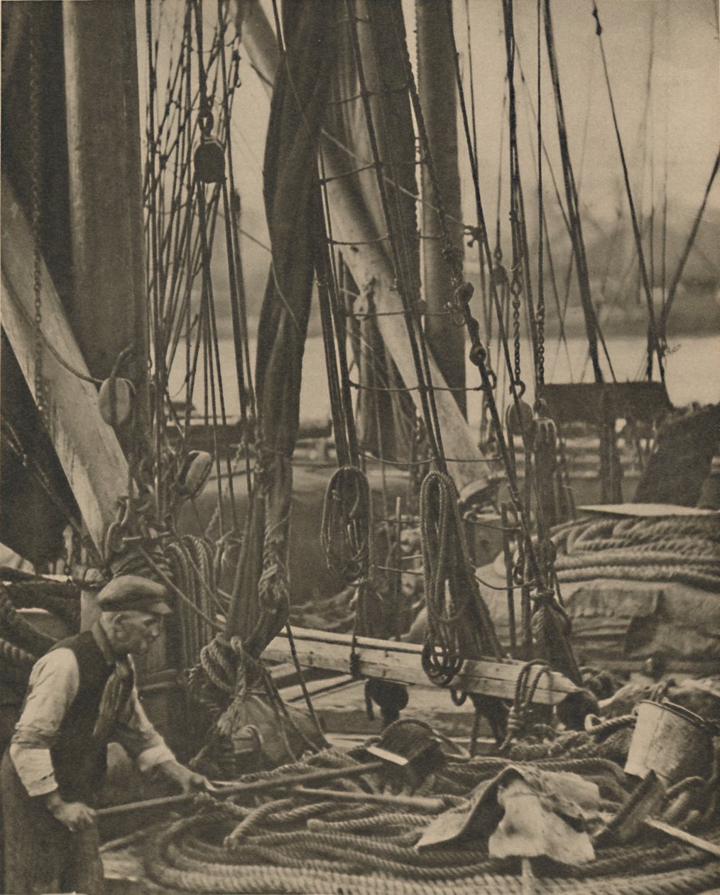 Aan de voet van de mast op een Thames Barge door Walter Benington