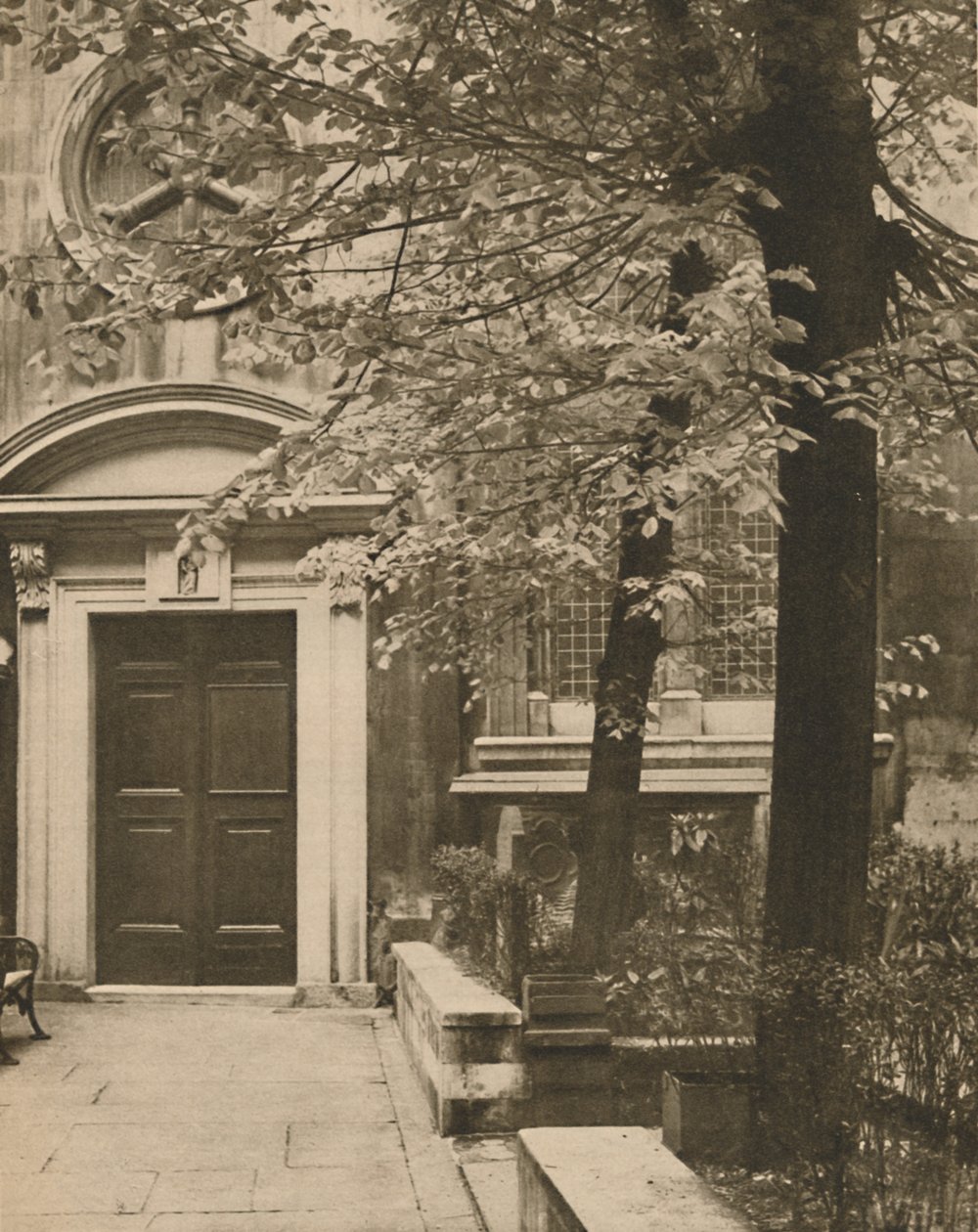 Zuiddeur van de kerk van St. Mary Aldermanbury, ca. 1935 door Walter Benington