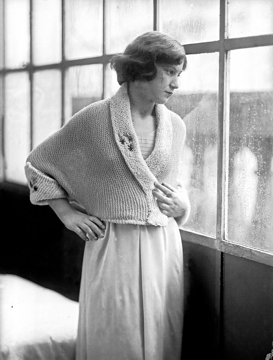 Model draagt een jurk ontworpen door Anita Pittoni, ca.1940 (z/w foto) door Wanda Wulz