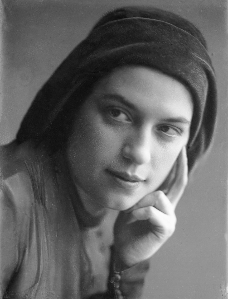 Portret van Anita Pittoni, ca 1940 (z/w foto) door Wanda Wulz