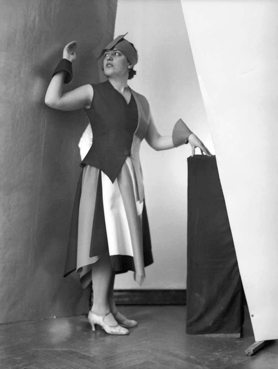 Portret van Anita Pittoni in een jurk ontworpen door de schilder Marcello Clarion, ca.1930 (z/w foto) door Wanda Wulz