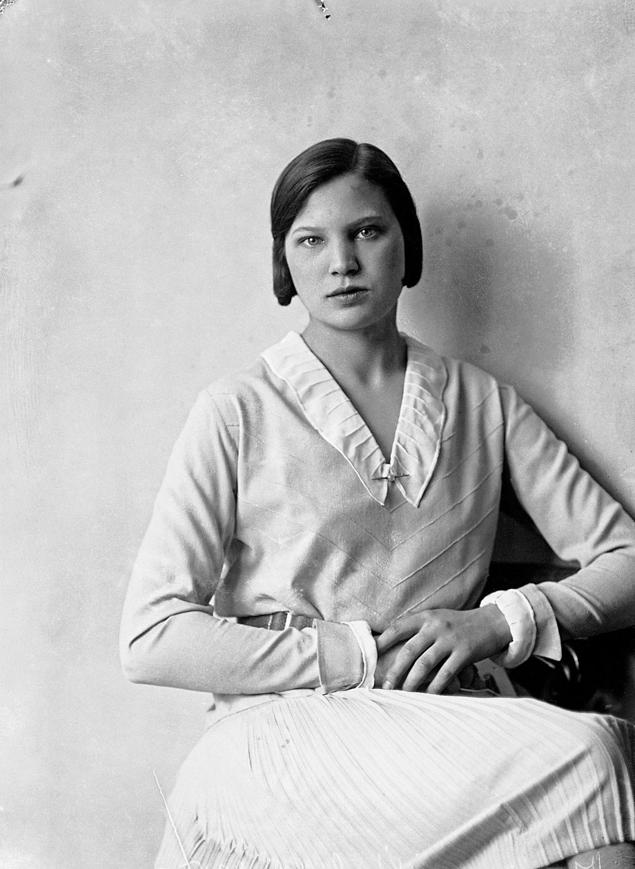 Portret van Marion Wulz in jurk ontworpen door Anita Pittoni, ca.1940 (z/w foto) door Wanda Wulz
