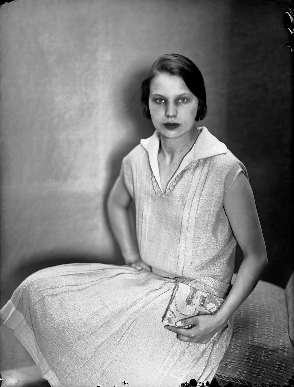 Portret van Marion Wulz met een jurk van Anita Pittoni, ca. 1930 (z/w foto) door Wanda Wulz