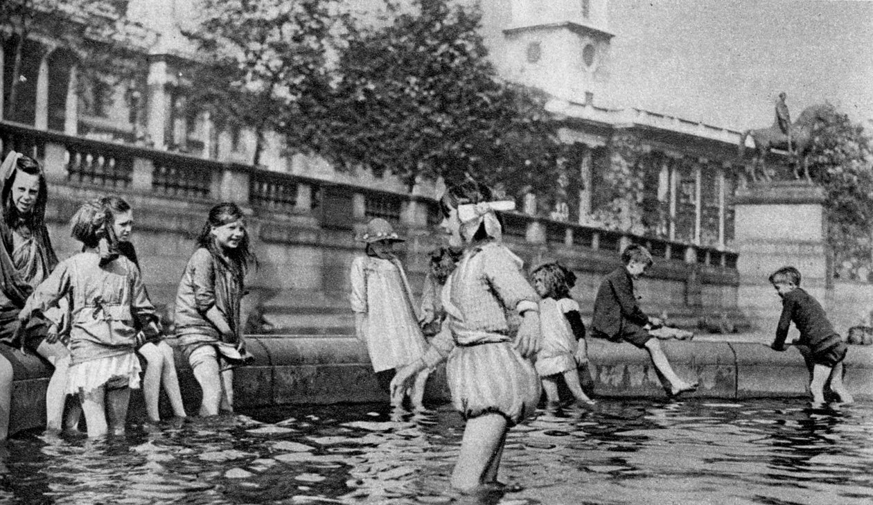 Kinderen pootjebaden in de fonteinen op Trafalgar Square, Londen, 1926-1927 door Whiffin