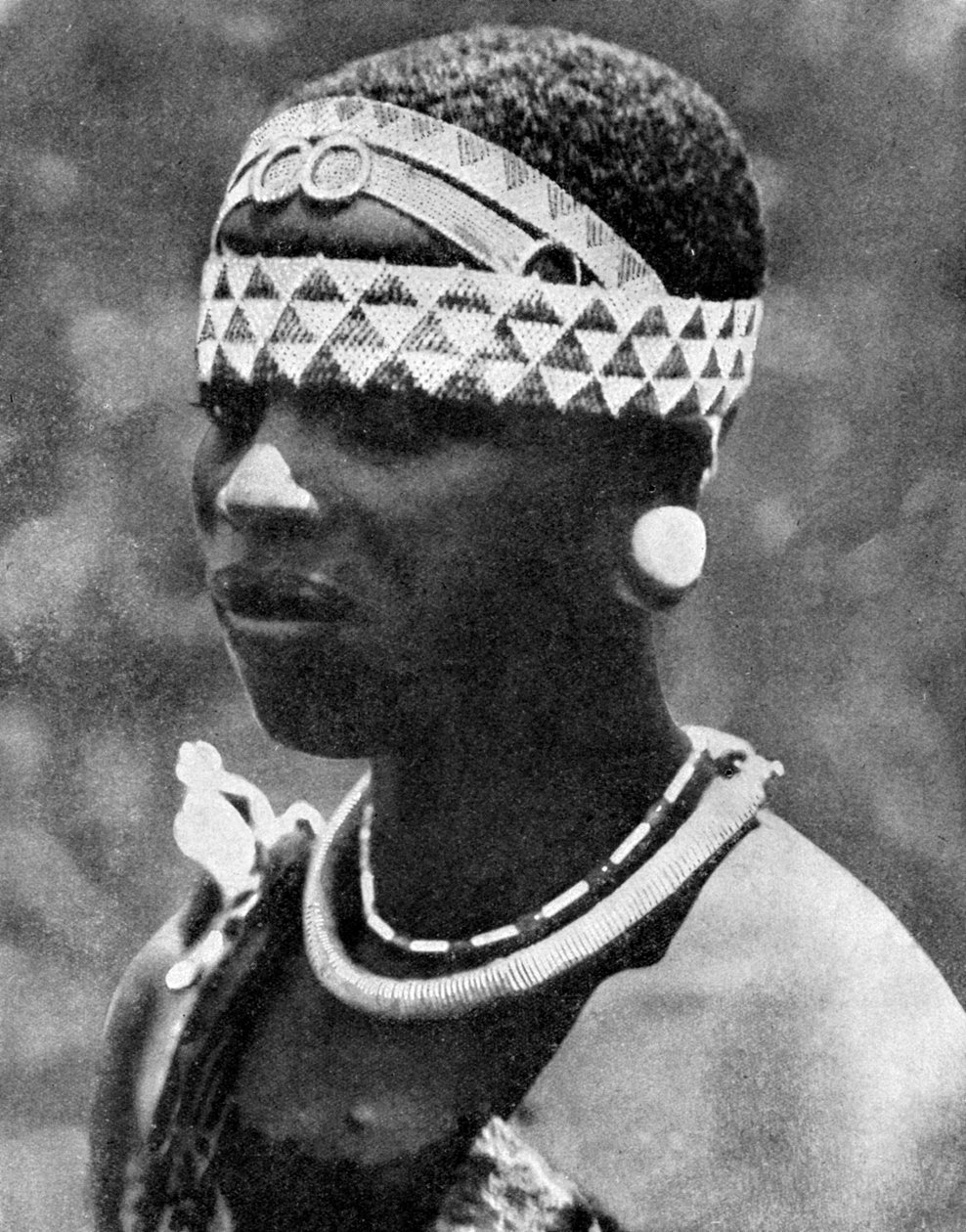 De vrouw van een Angoni-hoofdman, Mozambique, Afrika door Wide World Photos