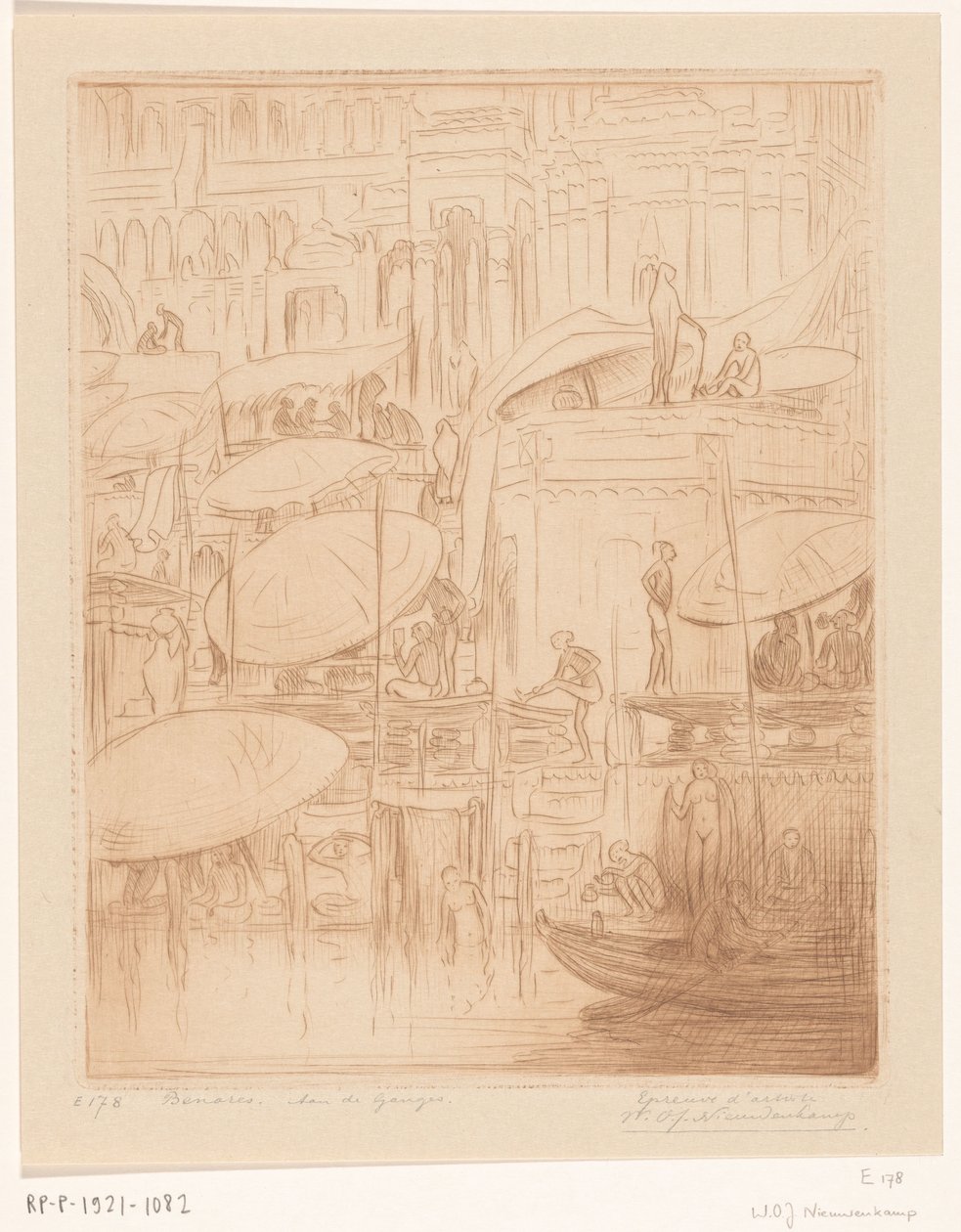 Badende en biddende mannen en vrouwen aan de oever van de Ganges in Benares door Wijnand Otto Jan Nieuwenkamp (signed by artist)