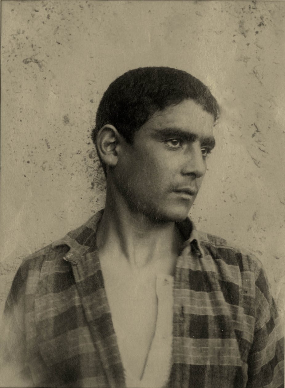 Portret van een jonge man in een geruit overhemd, Sicilië ca. 1896 door Baron Wilhelm von Gloeden