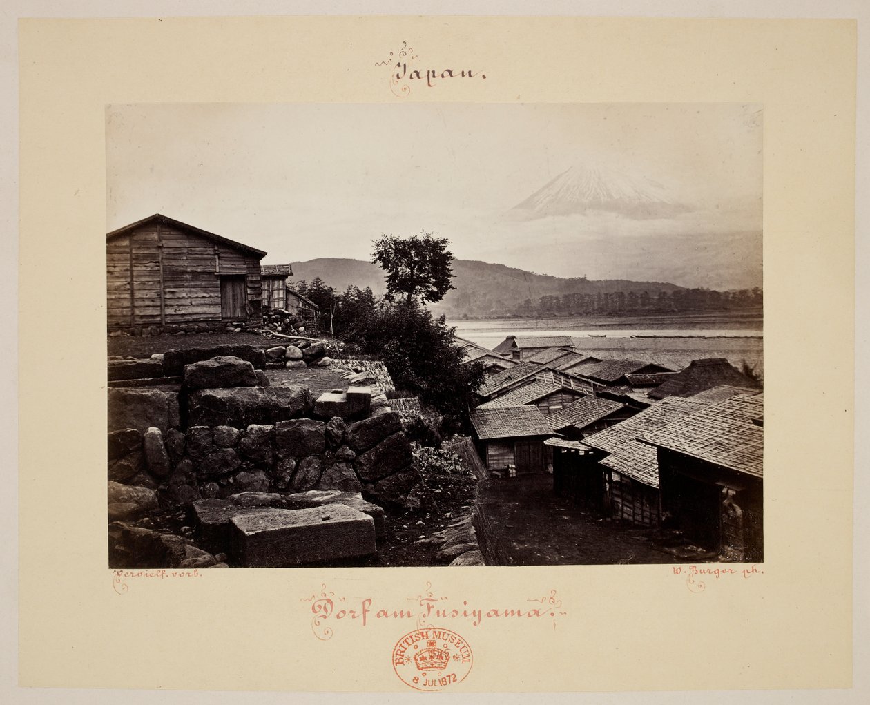 Fusiyama. Huis en de berg Fuji op de achtergrond. door Wilhelm J. Burger