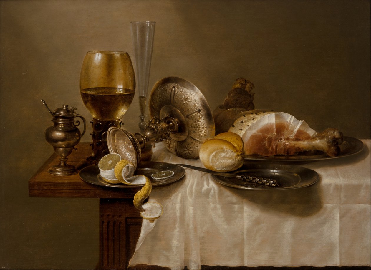 Een stilleven met een Roemer, een omgevallen zilveren Tazza, een fluit, een broodje en ham op een tafel door Willem Claesz. Heda