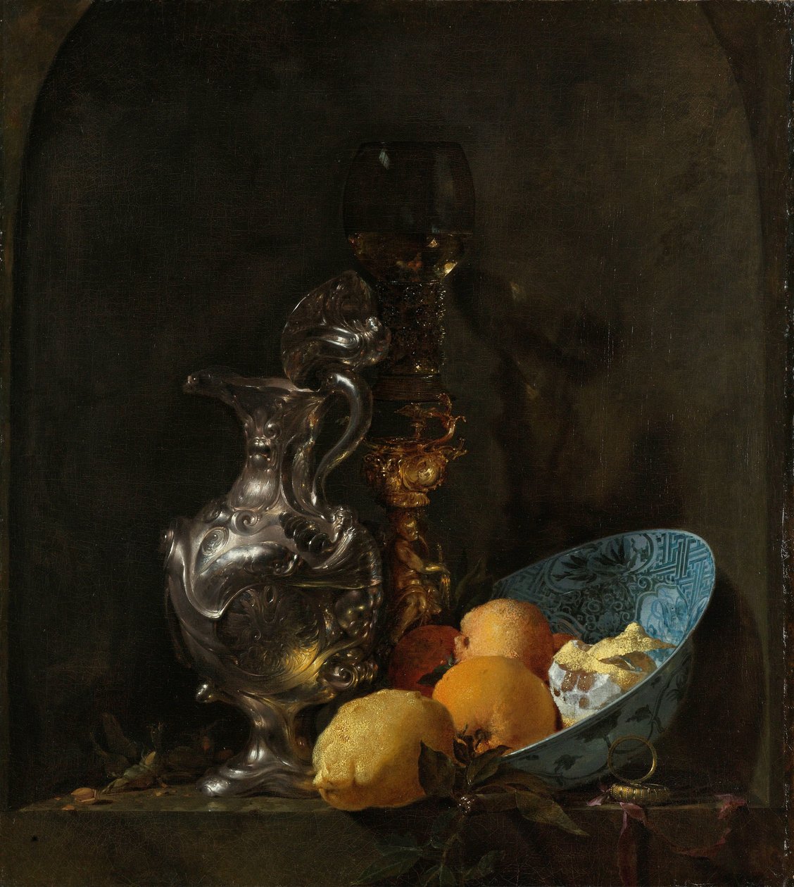 Stilleven met een zilveren kan en een porseleinen kom door Willem Kalf