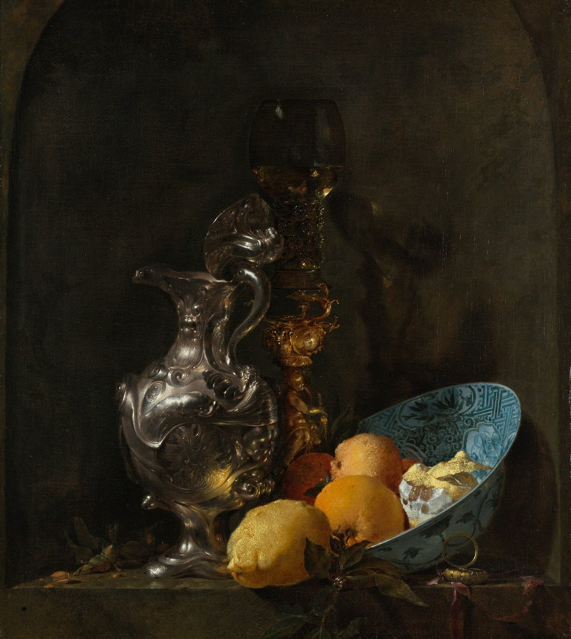 Stilleven met een zilveren kan en een porseleinen kom door Willem Kalf