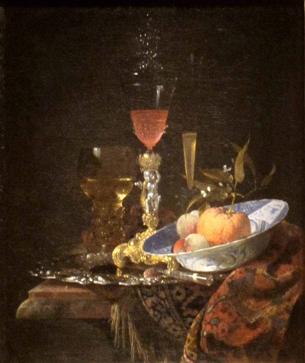 Wijnglas en een schaal fruit door Willem Kalf