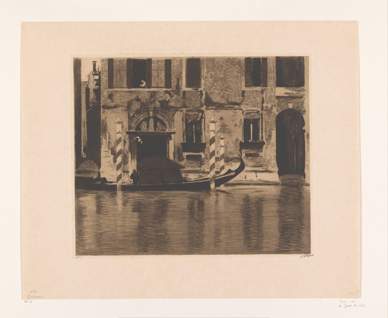 Aangemeerde gondel met opbouw in een kanaal in Venetië door Willem Witsen (signed by artist)