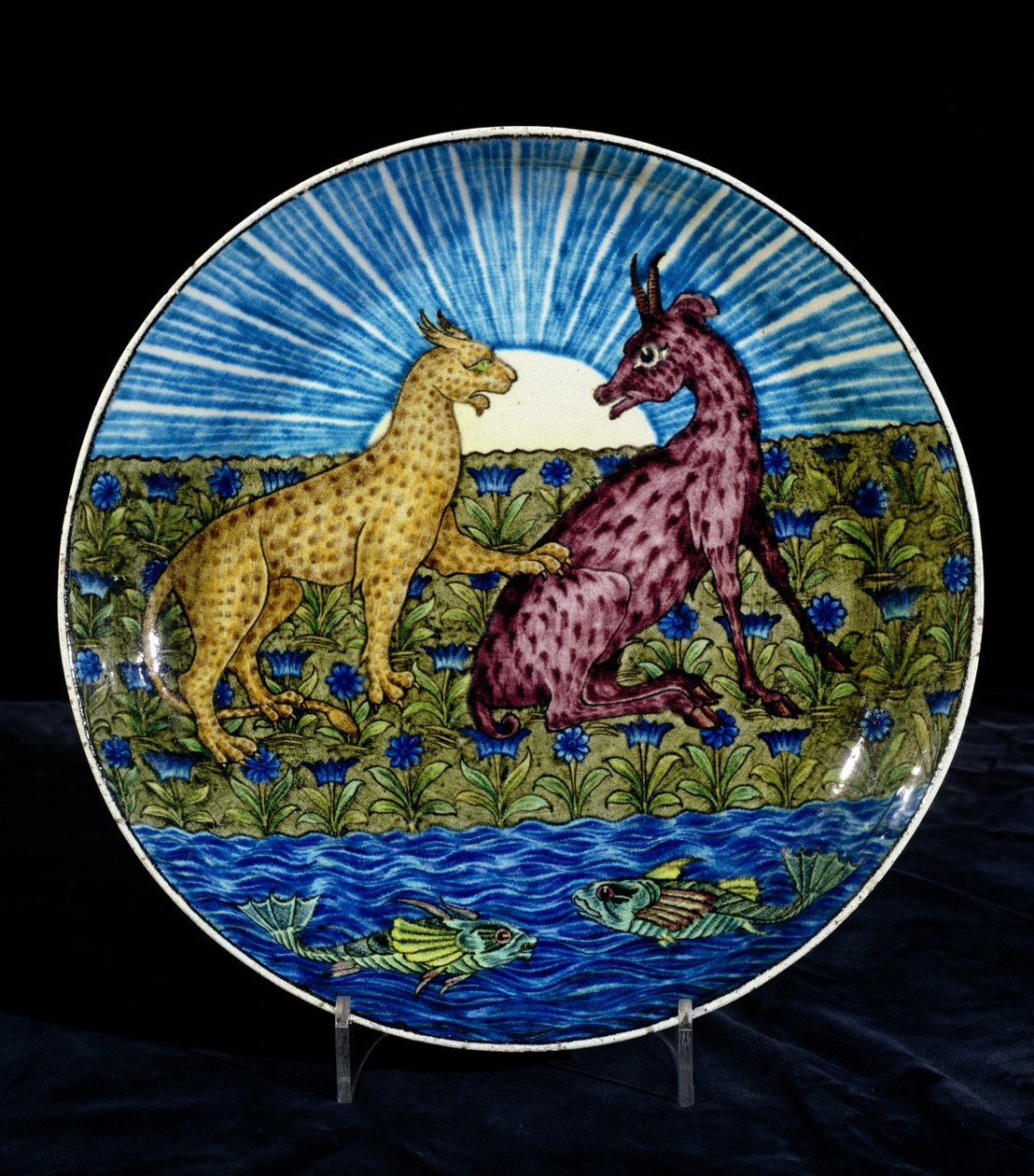 Schaal met een luipaard en een hert aan de oever van een rivier, geschilderd door Charles Passenger, 1888-97 door William de Morgan