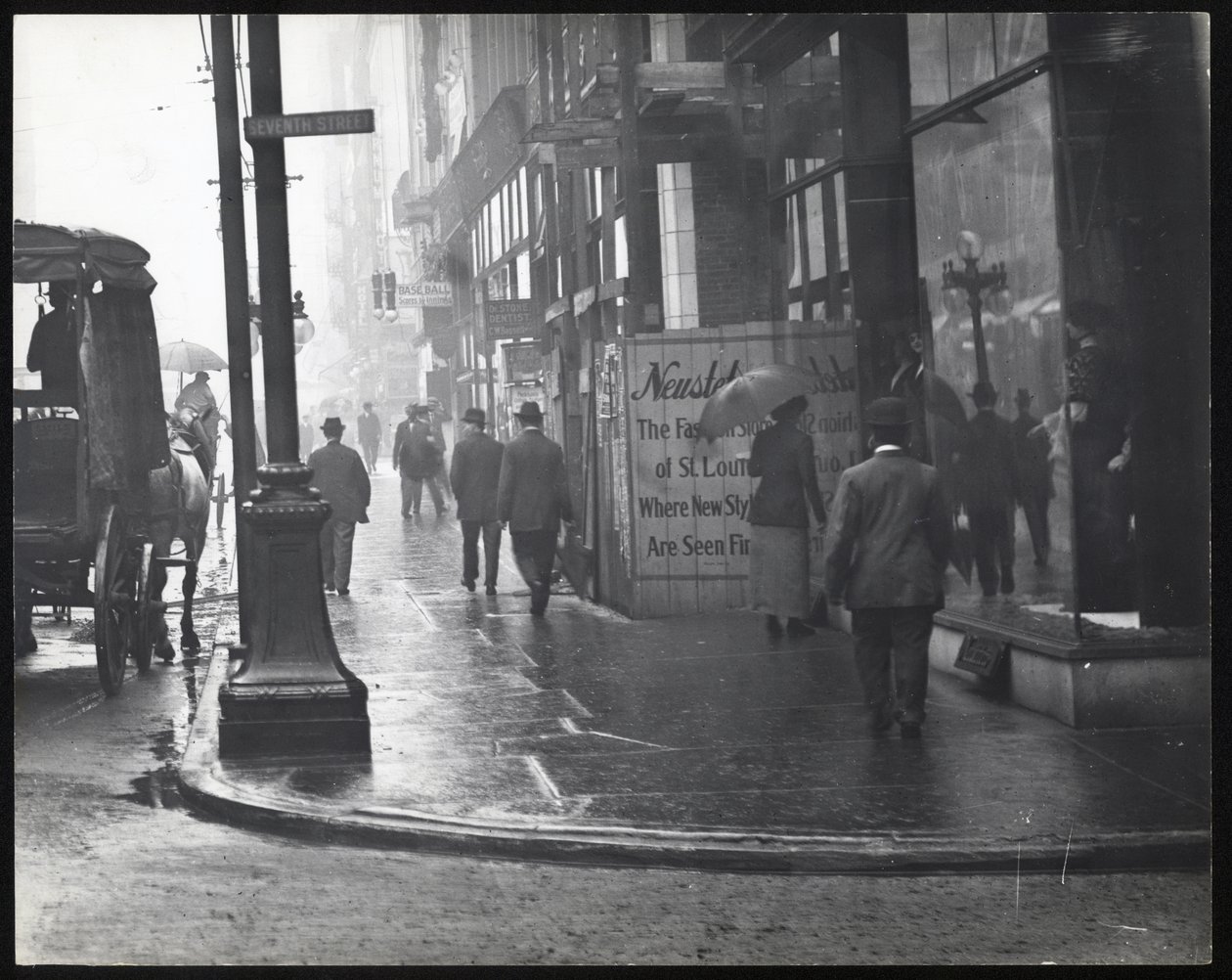 Voetgangers lopen op Washington Avenue in de regen door William G. Swekosky
