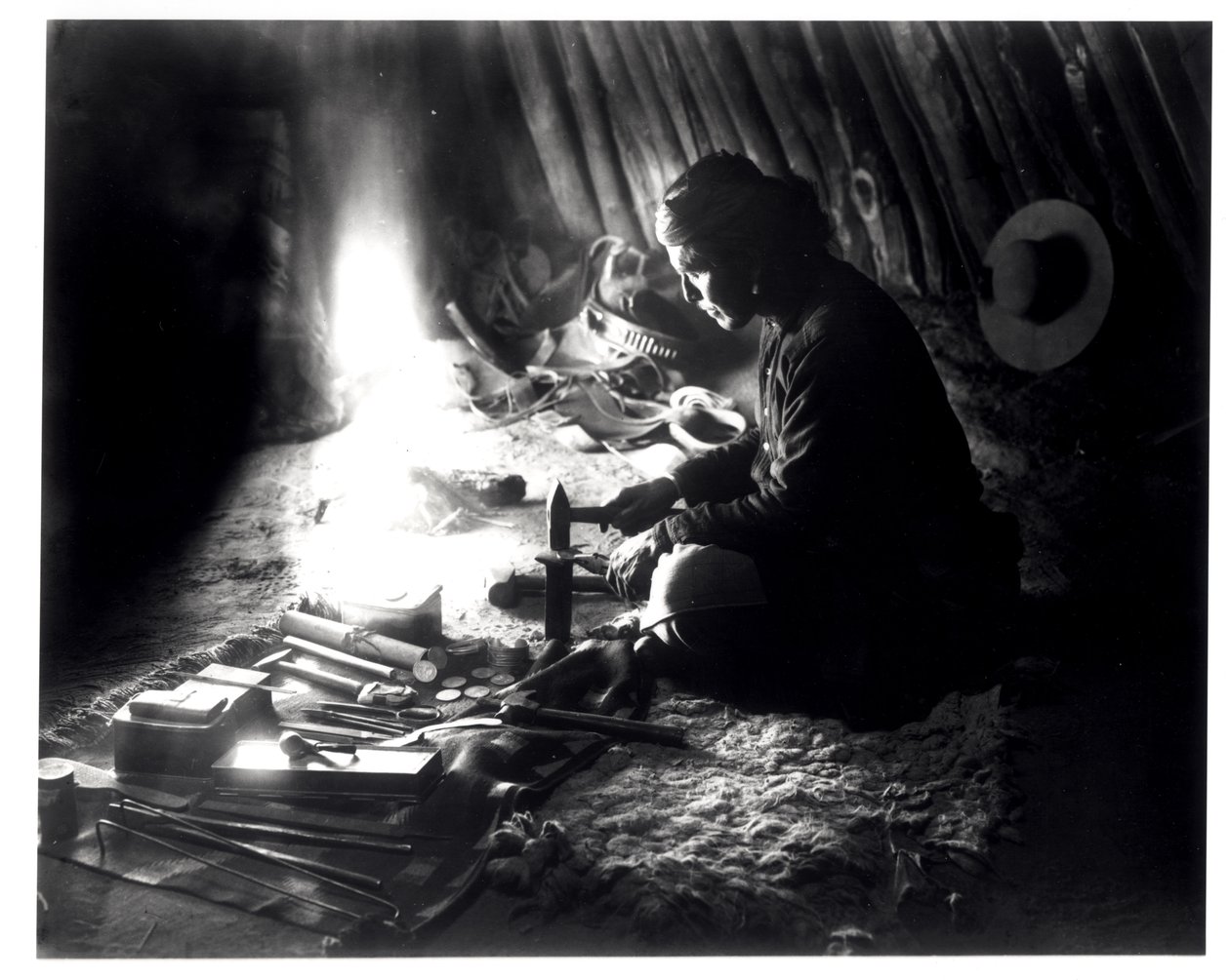 Navaho zilversmid, ca. 1915 door William Carpenter