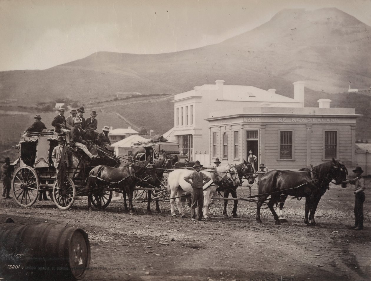 (Cobb en Co. koets, Palmerston, Otago) door William P. Hart