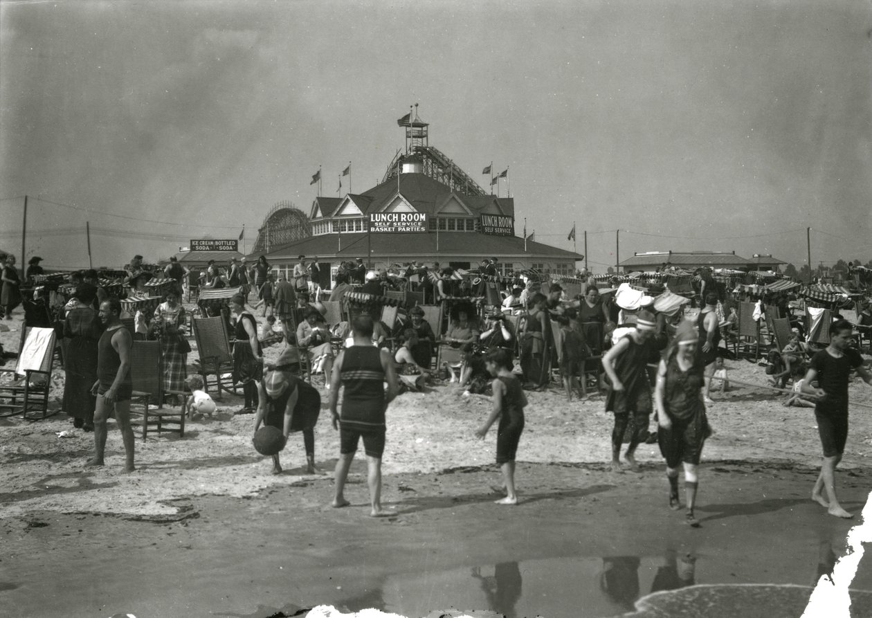 Strandscène, Coney Island, ca. 1910-21 door William Davis Hassler