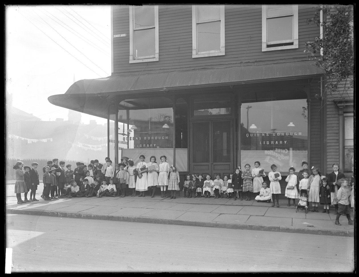 Kinderen poseren voor een onbekende vestiging van de Queens Borough Public Library, New York, ca. 1910 door William Davis Hassler