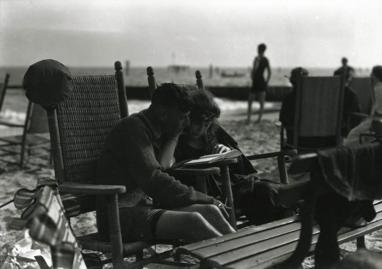 Koppel leest op het strand, Coney Island, c.1910-21 door William Davis Hassler