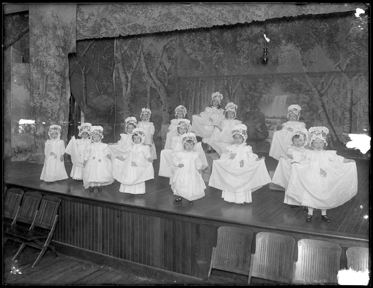 Kleuters op het podium: heel kleine meisjes treden op een klein podium op, waarschijnlijk het Rooms-Katholieke Weeshuis, Kingsbridge, Bronx, ca. 1911 door William Davis Hassler