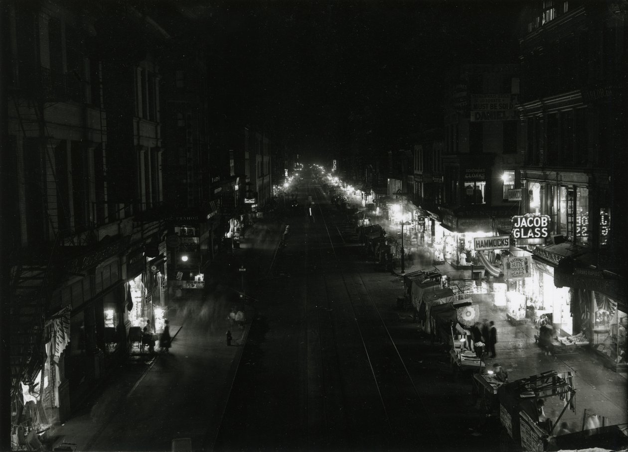 Nachtzicht van Grand Street bij Orchard Street, NYC door William Davis Hassler