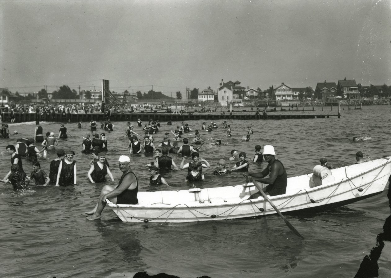 Roeiboot en zwemmers in het water, Coney Island, c.1910-21 door William Davis Hassler