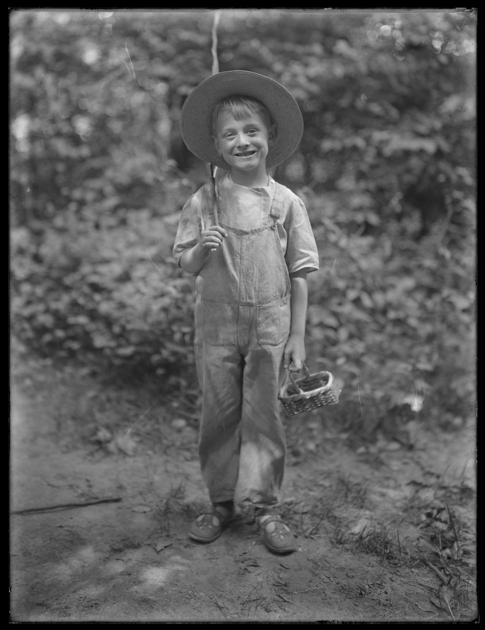 William Gray Hassler met strohoed en overall, met een hengel en mand in het bos, 20 augustus 1911 door William Davis Hassler