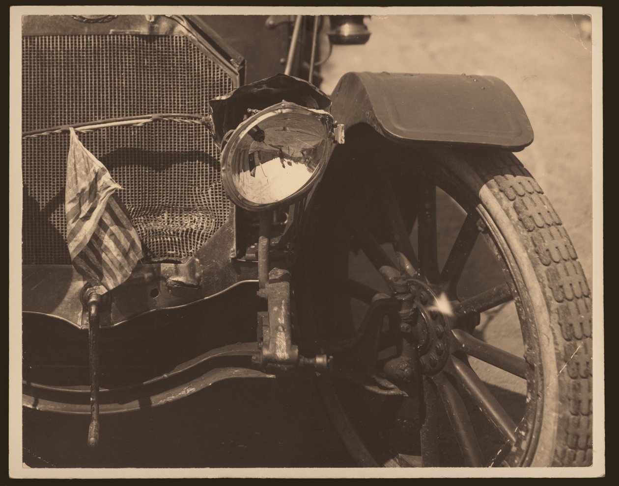 Close-up van beschadigde koplamp en grill op auto door William G. Swekosky
