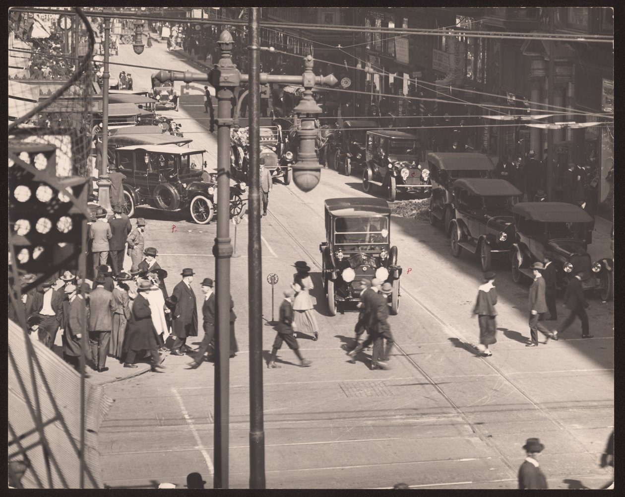 Sixth Street kijkend naar het noorden vanaf Olive Street door William G. Swekosky