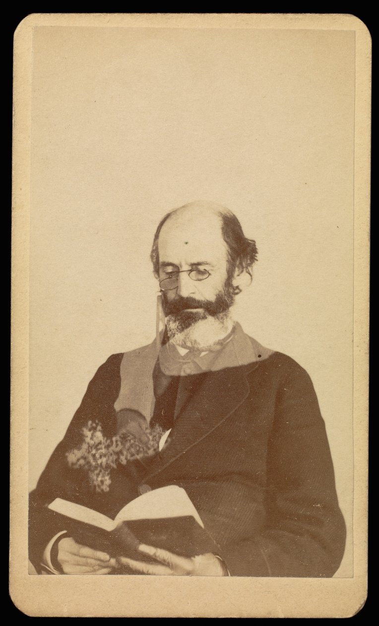[ongeïdentificeerde kalende man met baard die zittend voorleest]. door William H. Mumler