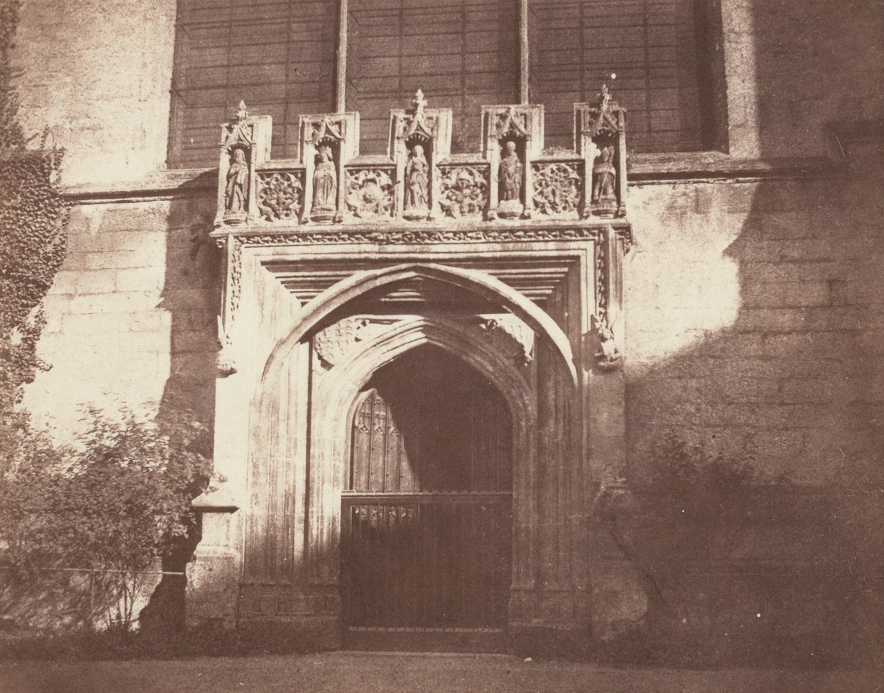 Een oude deur, Magdalen College, Oxford door William Henry Fox Talbot