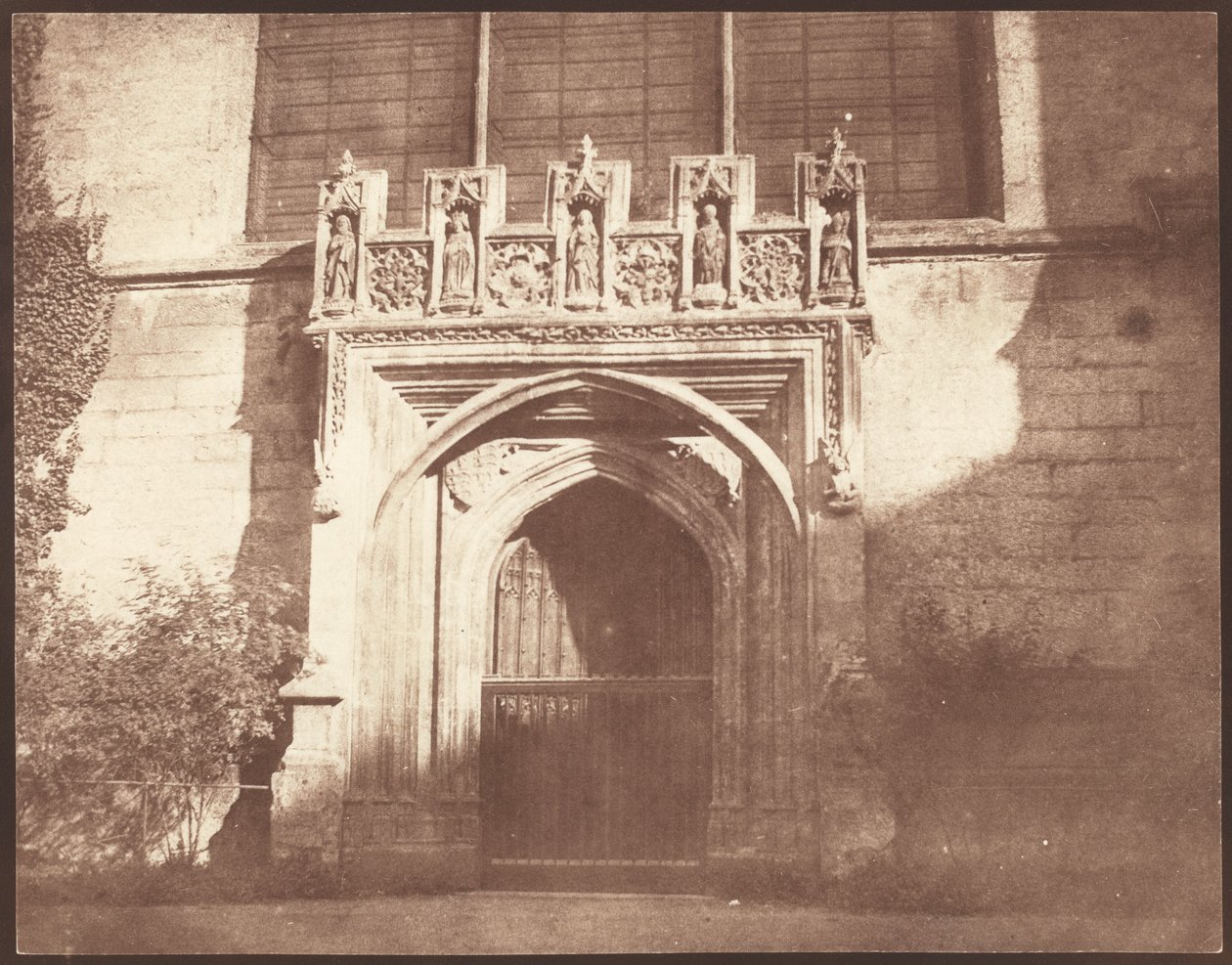Een oude deur in Magdalen College, Oxford,april 1843 (foto) door William Henry Fox Talbot
