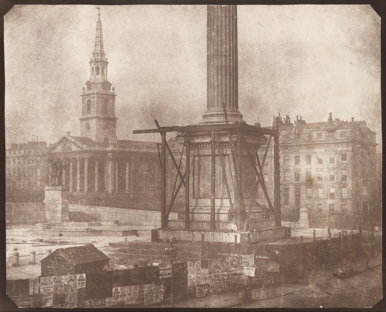De Nelsonzuil op Trafalgar Square in aanbouw door William Henry Fox Talbot