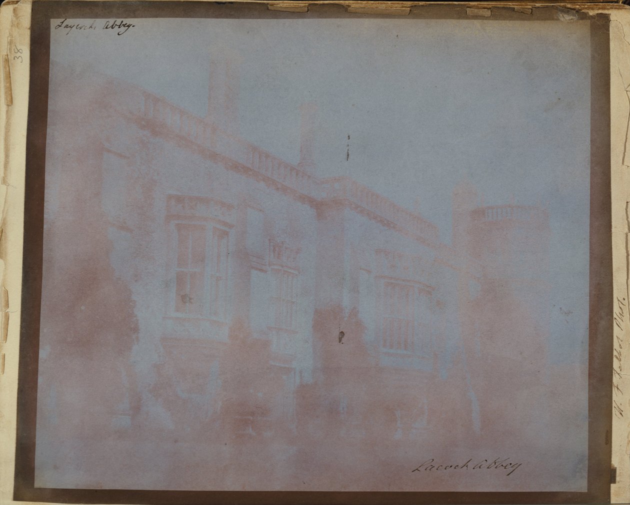 De Zuidelijke Voorzijde van Lacock Abbey met Sharington