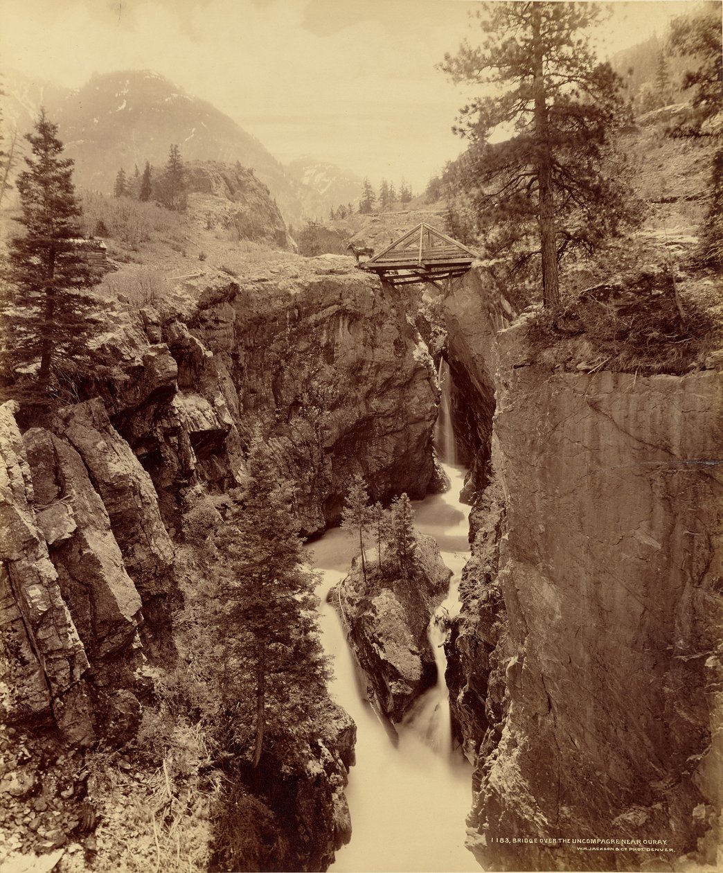 Brug over de Uncompagre bij Ouray door William Henry Jackson
